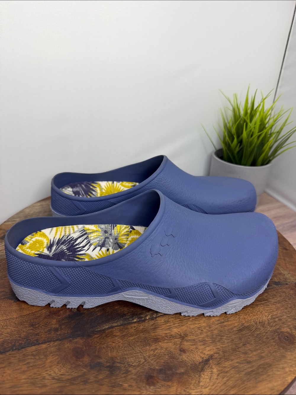 Blue Garden Clogs with Tropical Insole - Size: 9/10
